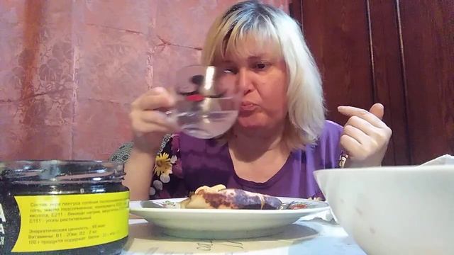 МУКБАНГ/ БЛИН С СЫРОМ,ЧЕРНОЙ ИКРОЙ И КЛУБНИЧНЫМ ВАРЕНЬЕМ смотреть онлайн