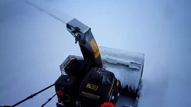 Снегоуборщик Champion ST 556 в работе смотреть онлайн