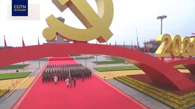 Почетный караул выносит флаг КНР на площадь Тяньаньмэнь смотреть онлайн