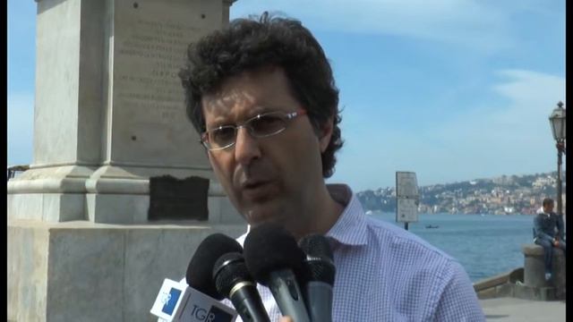 Napoli - M5S, Brambilla incontra i cittadini sul Lungomare (30.04.16) смотреть онлайн