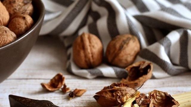 Лучший способ очистки грецких орехов смотреть онлайн