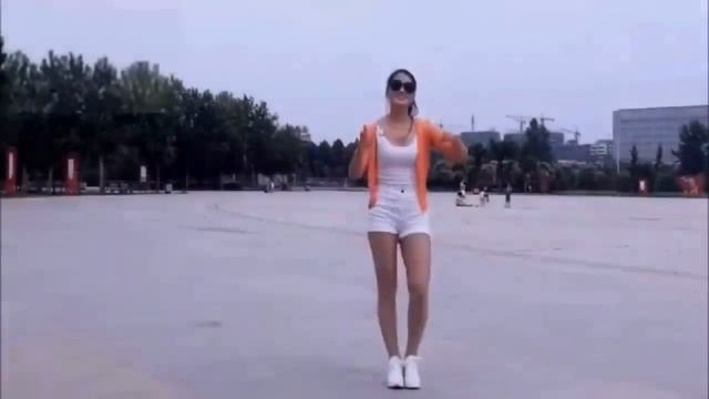 Красавица китаянка Цинцин исполняет восхитительный танец шафл смотреть онлайн