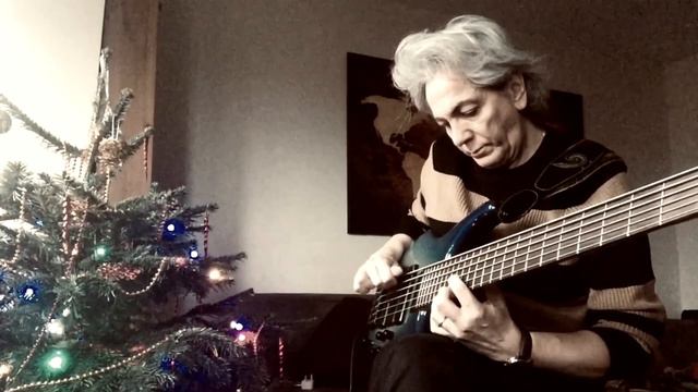 Paolo Minervini - Happy Xmas (War is Over) John Lennon - solo bass cover смотреть онлайн