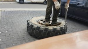 Урал 4320 разбортировал колесо без кувалды!