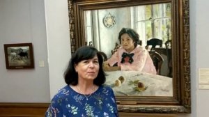 Девушка с персиками