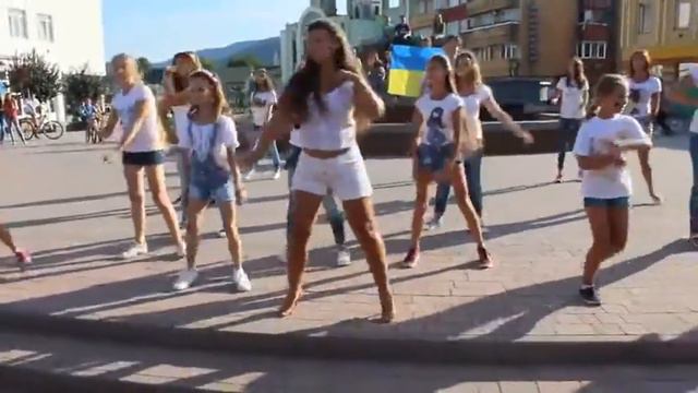 Флешмооб від молодіжної організації Актив|Хуст. смотреть онлайн