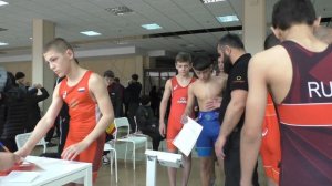 Взвешивание борцов до 52 кг.