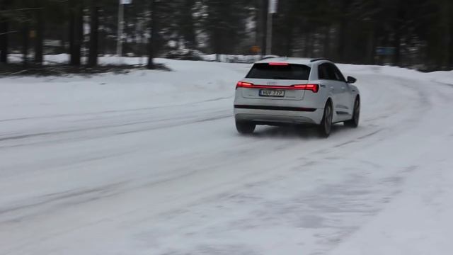 New awesome Audi e-tron 55 quattro on snowy and icy road|launch|inboard|fly by| смотреть онлайн