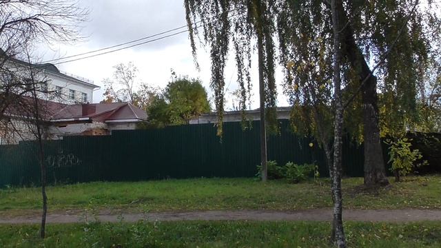 Видео про город. Здание, забор и деревья. Человек в городе смотреть онлайн