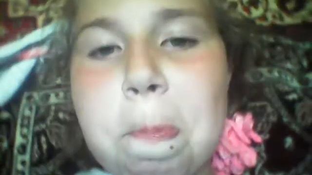 Аня ест козявки