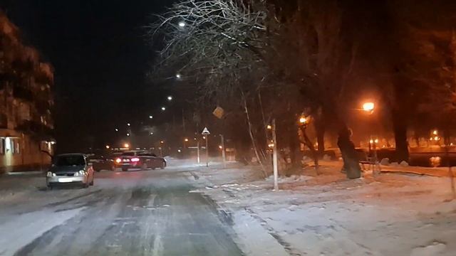 Прогулка по вечернему городу зимой, когда улицы и парки покрыты пушистым белым снегом. Путешествие. смотреть онлайн