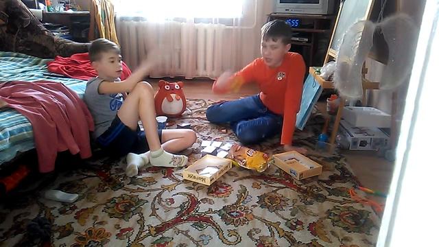 Мы с братом играем в игру манчкин и едим дрянь смотреть онлайн