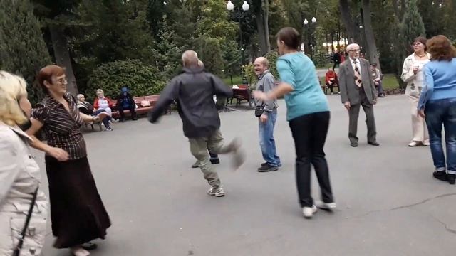 Я як Федеріко Фелліні!!!??Танцы в парке Горького!!!??Харьков 2021 смотреть онлайн