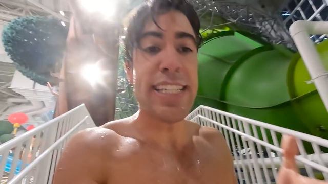 JUGANDO A LAS ESCONDIDAS EN UN PARQUE ACUATICO !! смотреть онлайн
