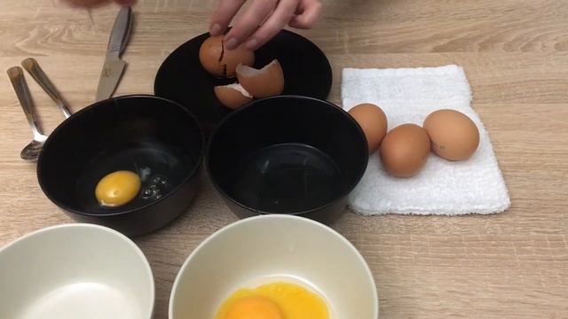 Как отделить белок от желтка / Лайфхак / Простые способы смотреть онлайн