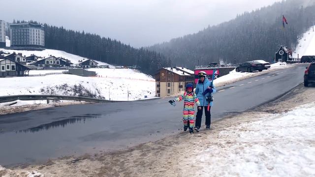 Наши покатушки на лыжах Настя и Саша с родителями в ГОРАХ Влог смотреть онлайн