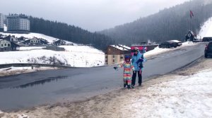 Наши покатушки на лыжах Настя и Саша с родителями в ГОРАХ Влог