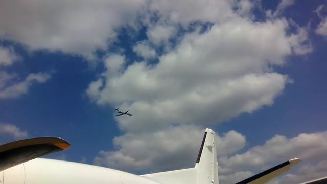 MD 80 SAAB Низкий полёт самолётов над землей смотреть онлайн