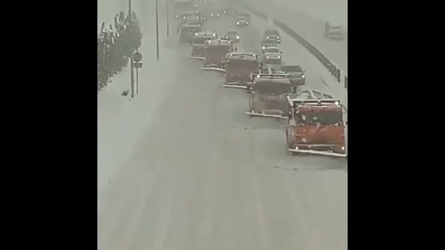 Уборка снега в Алматы с проспекта Альфараби смотреть онлайн