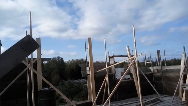 Дом из опилкобетона Сентябрь 2017, установка подпорных столбов и балок на втором этаже смотреть онлайн