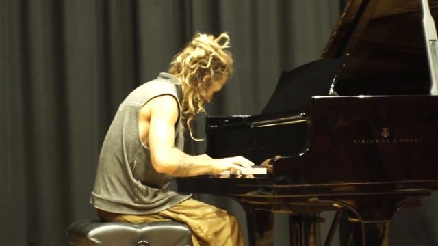 Piano busker - from the streets to the steinway смотреть онлайн