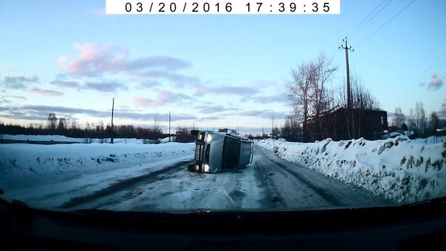 В Кирсе на снежной дороге перевернулся джип смотреть онлайн