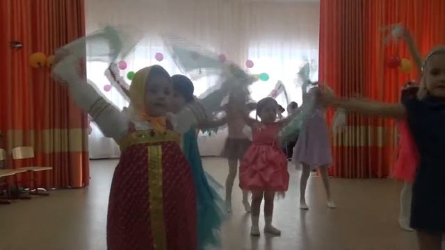 Клочева Ариша. Танец в саду. Мама! смотреть онлайн