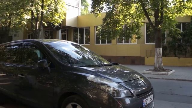 Кишинев, видеообзор Буюкан 2017 года  Ул  Свободы, Комунны, брошенные эксклюзивные авто на обочине.