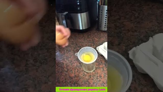 #shorts Как разделить яйцо на желток и белок. How to separate an egg into yolk and white. смотреть онлайн