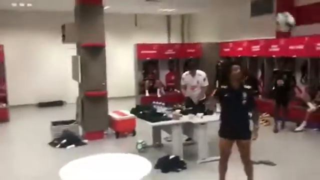 Неймар, Марсело, Дани Алвес и Тиаго Силва играют мячом в table tennis смотреть онлайн