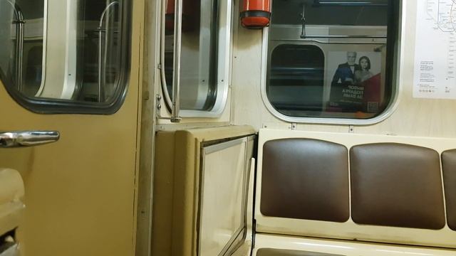 Поездка на метропоезде 81-717/714.5М Номерной смотреть онлайн