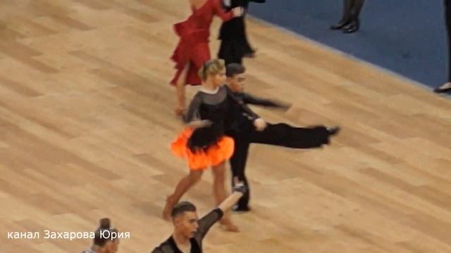 Танцуют Рома и Аня смотреть онлайн