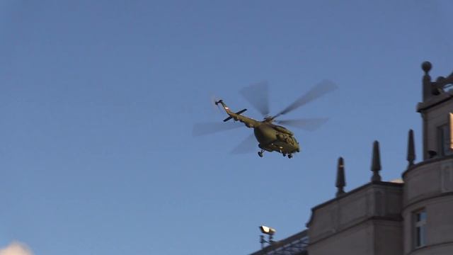 Вертолетное авиашоу над Кремлем. Вертолеты Ми-8МТВ ФСО участвуют в учениях / Москва /Helicopter смотреть онлайн