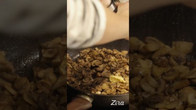 Слоеный тарт с карамелизованным луком и грибами смотреть онлайн
