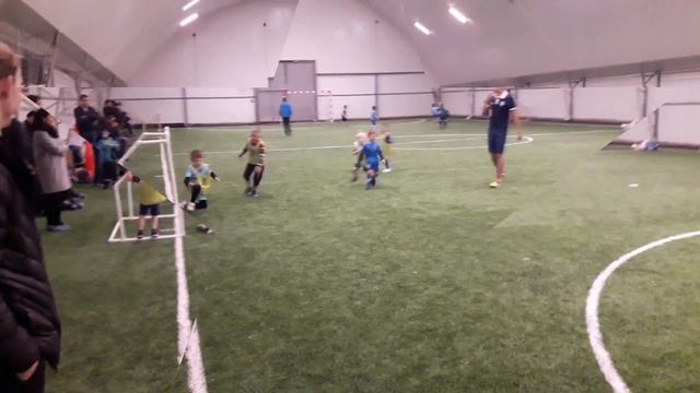 ГОЛЫ И ДРИБЛИНГ МАЛЫША ФУТБОЛИСТА ★ КАК МАЛЕНЬКИЕ ДЕТИ ИГРАЮТ В ФУТБОЛ смотреть онлайн