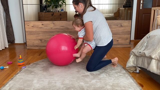 Упражнения на фитболе 9 месяцев - 1 год смотреть онлайн