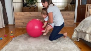 Упражнения на фитболе 9 месяцев - 1 год