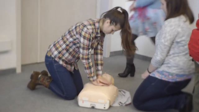 урок: Как правильно делать закрытый массаж сердца Польша. Ополе. Институт искусств смотреть онлайн