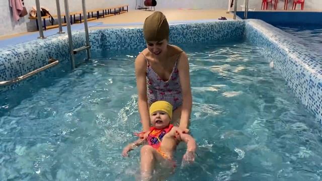 Бассейн с ребенком 2 года. Николь с родителями в бассейне. Игры в Бассейне смотреть онлайн
