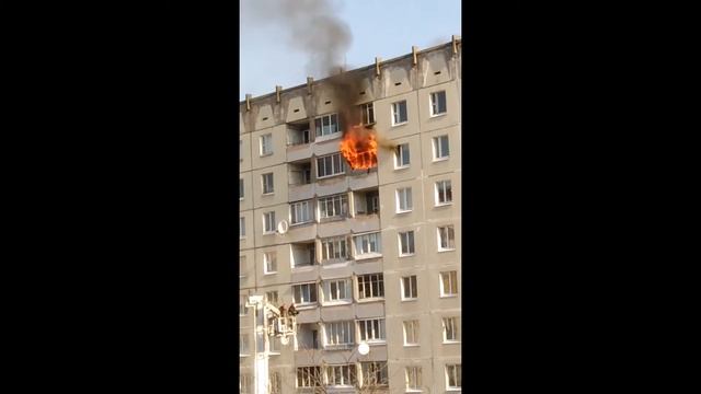 Как при пожаре горят пластиковые окна. Как за 5 минут все выгорело. смотреть онлайн