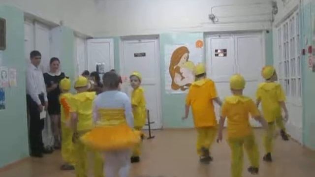 Танец "Дружная семейка" в исполнении первоклассников) смотреть онлайн