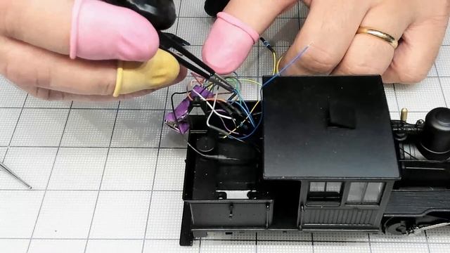 Инсталляция декодера в Bachmann On30 Climax Part 5 смотреть онлайн