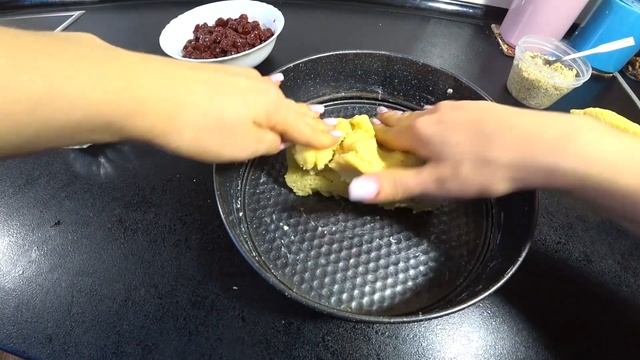 Тертый пирог из песочного теста с вишней / Сочный вишневый пирог! #StayHomeandcookWithMe смотреть онлайн