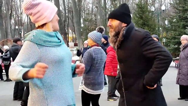 ЭТА ЗИМА МЕНЯ ТАК ИЗМОТАЛА! ТАНЦЫ В ПАРКЕ ГОРЬКОГО ХАРЬКОВ СЧАСТЛИВЫЕ ДНИ смотреть онлайн
