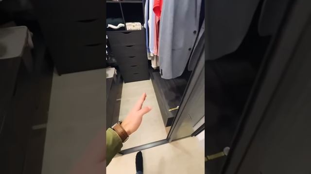 Идея функциональной гардеробной в спальне. Дизайн интерьера.