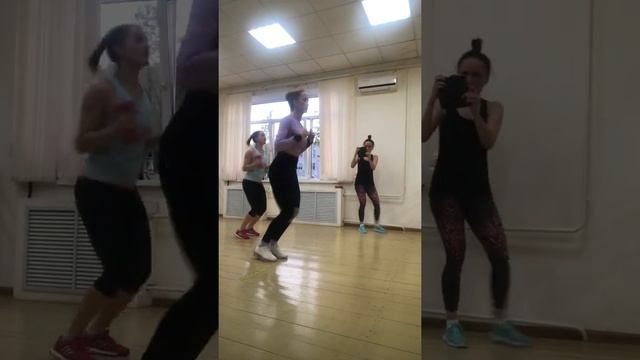 Тренировка Аэробика + Сила с гантелями или утяжелителями! смотреть онлайн