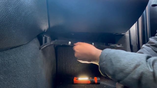 W205 Innenraumfilter wechseln Change cabin filter Zmień filtr kabinowy Поменять салонный фильтр смотреть онлайн