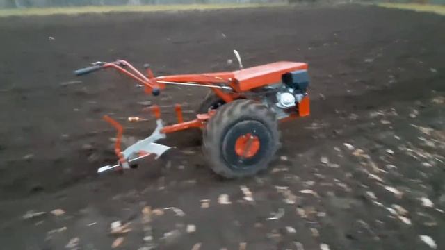 мотоблок Мтз 09н с оборотным конным плугом. смотреть онлайн