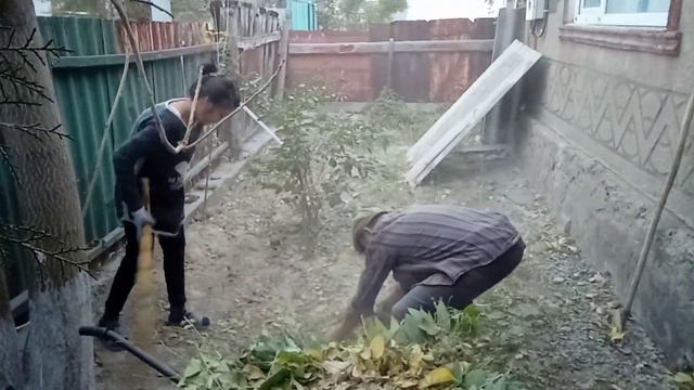УБОРКА ДВОРА 🌱🧤РЕШИЛА ОСВЕЖИТЬ ДВЕРИ🚪/УБИРАЕМ ВМЕСТЕ С ДАДА🧔🧹/НАКОНЕЦ ТО СДАЛА ПРАКТИЧЕСКУЮ РАБОТУ смотреть онлайн
