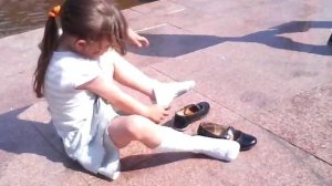 У фонтана прогулка с детьми